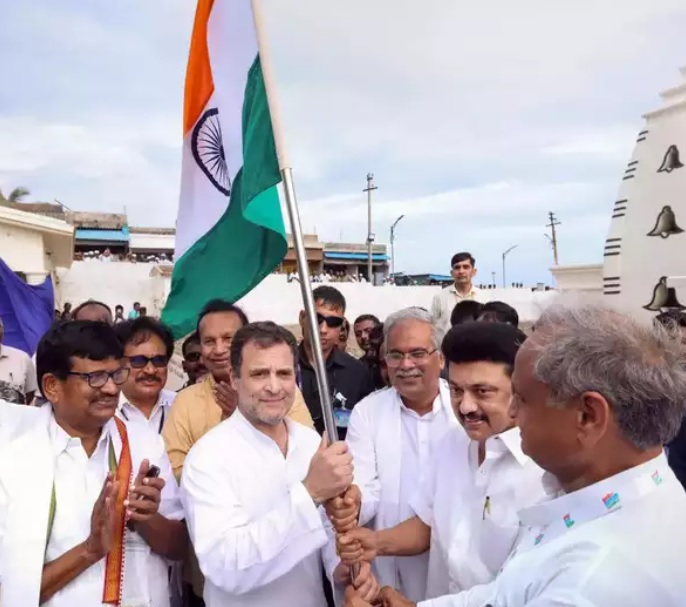 ‘भारत जोड़ो’यात्रा : कांग्रेस लीडर राहुल के नेतृत्व में 150 दिनों तक चलने वाली यात्रा का शुभारंभ। कहा घृणा पर प्रेम की विजय होगी। हम सब मिलकर जीत हासिल करेंगे।