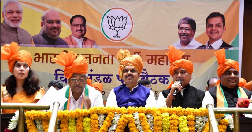  महाराष्ट्र : विधायक दल के नेता चुने गये निवर्तमान मुख्यमंत्री देवेंद्र फडणवीस। 