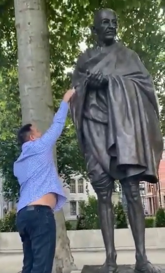 आरजेडी लीडर तेजस्वी यादव के सकारात्मक व विराट सोच को दर्शाता है, लंदन में गांधी जी प्रतिमा की सफाई करना। 