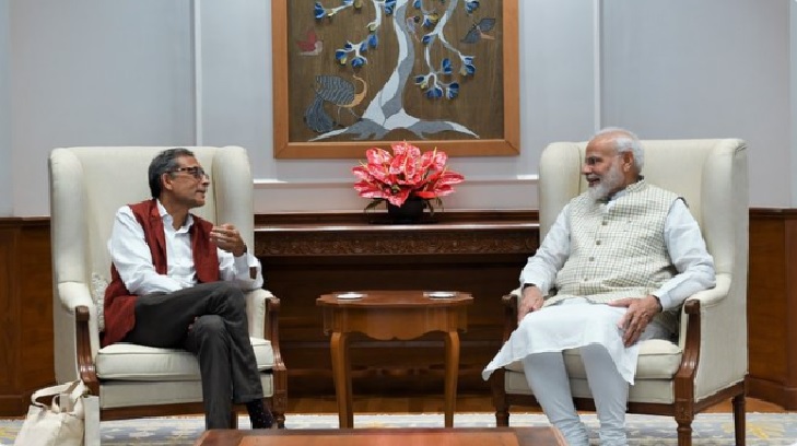 प्रधानमंत्री मोदी से मिलने के बाद अर्थव्यवस्था पर बोलने से बचते रहे नोबेल विजेता अभिजीत बनर्जी। 