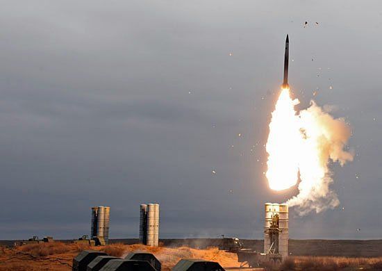 रूस निर्मित दुनिया का सबसे ताकतवर मिसाइल डिफेंस सिस्टम भारत पहुंचा। 