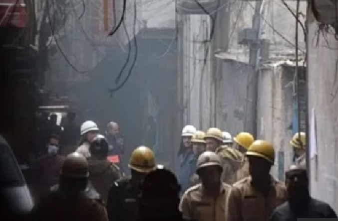 दिल्ली : अनाज मंडी में आग लगने से 43 की मौत। 