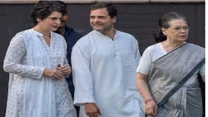 कांग्रेस लीडर सोनिया, राहुल और प्रियंका की एसपीजी सुरक्षा हटाई गई। कांग्रेस पार्टी ने निंदा की। 