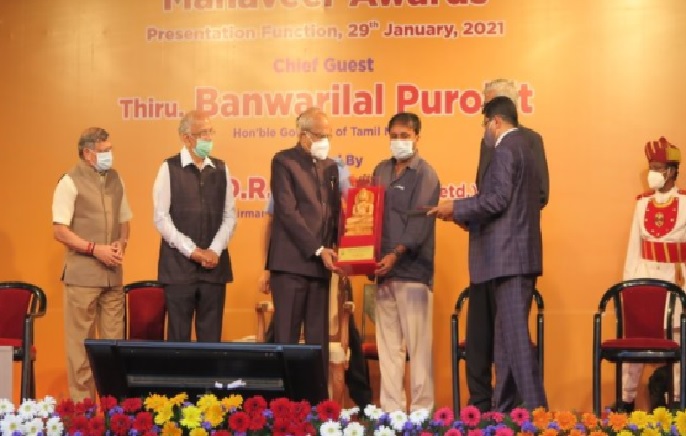 भारत के गौरव गणितज्ञ आनंद कुमार तमिलनाडु के राज्यपाल बनवारी लाल पुरोहित के हाथों प्रतिष्ठित 'महावीर अवार्ड' से सम्मानित ।
